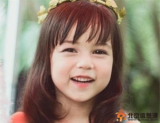泰美混血小萝莉走红 大眼睛萌化网友心【组图】