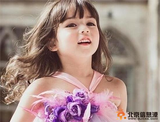 泰美混血小萝莉走红 大眼睛萌化网友心【组图】
