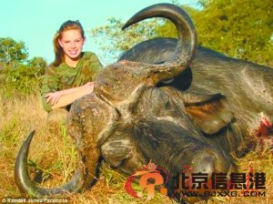 美国女子猎杀狮象秀合影惹众怒 15万人签名抵制