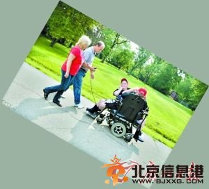 美62岁连体双胞胎欲创“最长寿”纪录