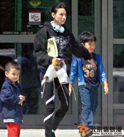 张柏芝与两个儿子