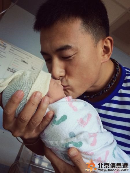 何洁老公赫子铭亲吻儿子