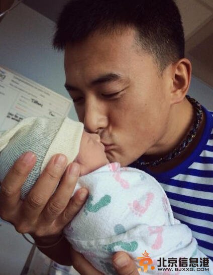 何洁生子赫子铭晒父子亲吻照 网友取名“赫弃疗”