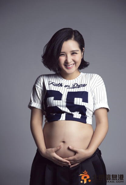 何洁生子赫子铭晒父子亲吻照 网友取名“赫弃疗”