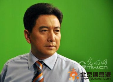 央视主持人很穷你信吗？水均益哭穷逗乐网友