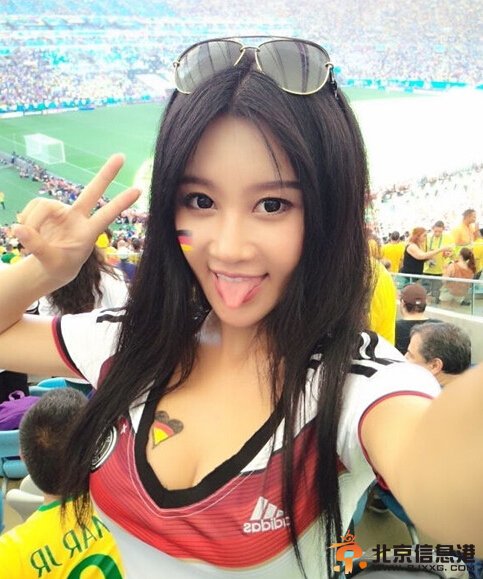 北师校花樊玲曝私照 胸夹手机获赞中国乳神