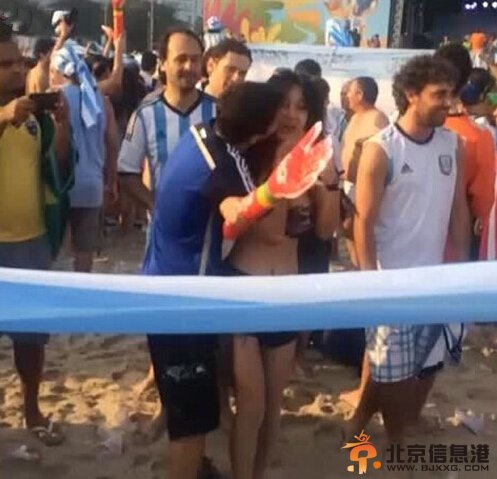 北师校花樊玲曝私照 胸夹手机获赞中国乳神