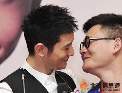 黄晓明男粉丝情绪控制太到位 现场索吻激情四射黄晓明吃不消