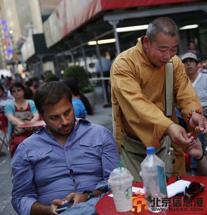 纽约假和尚尼姑行乞 和尚尼姑都有头发理直气壮