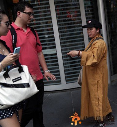 纽约假和尚尼姑行乞 和尚尼姑都有头发理直气壮