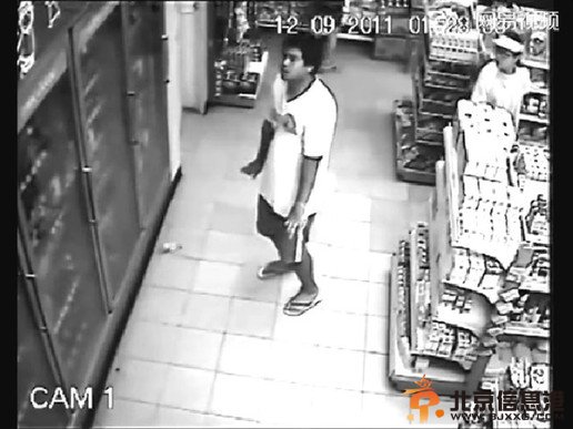 监拍男子超市购物被鬼上身