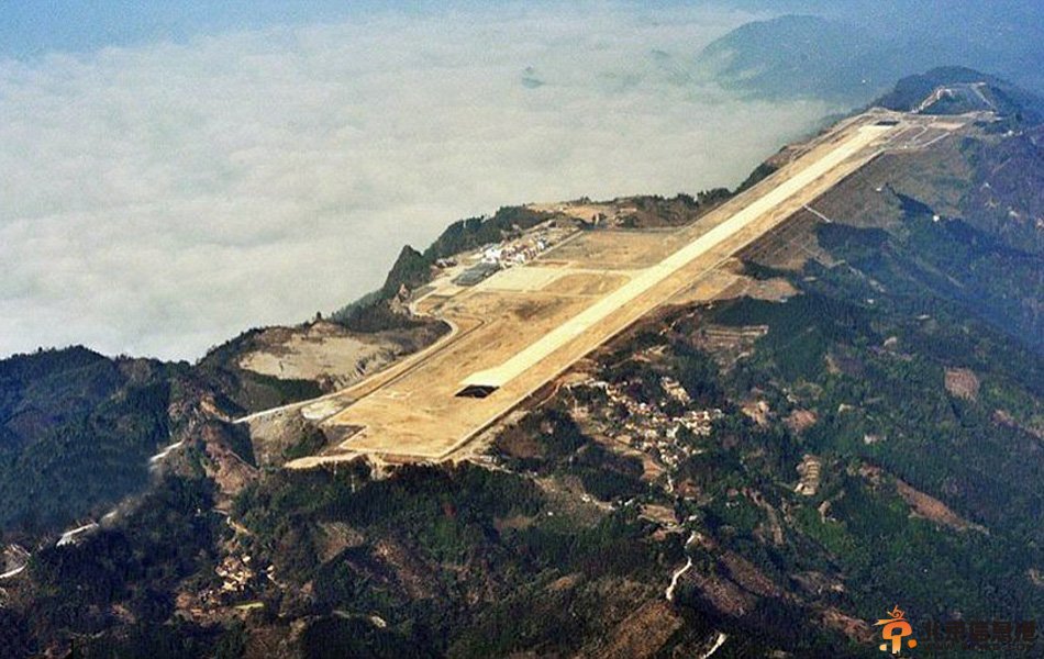 广西建在山顶的机场8月通航 旅客感到惊讶