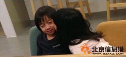曹格女儿亲吻Kimi旧照曝光 两小无猜