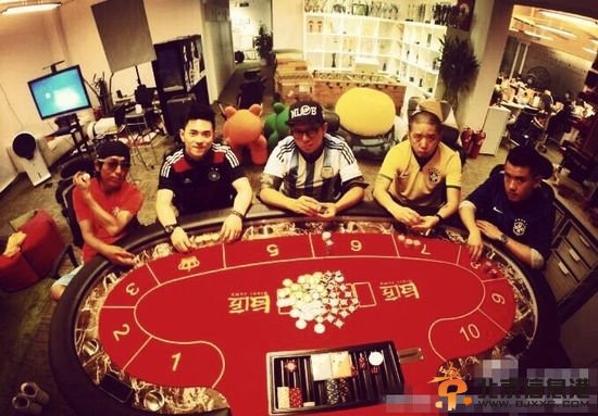 胡海泉晒赌桌遭质疑:亲 你不知道郭美美赌球被抓了吗