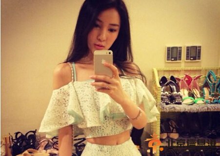 郭美美同学:她是混混头子 进校几周被劝退