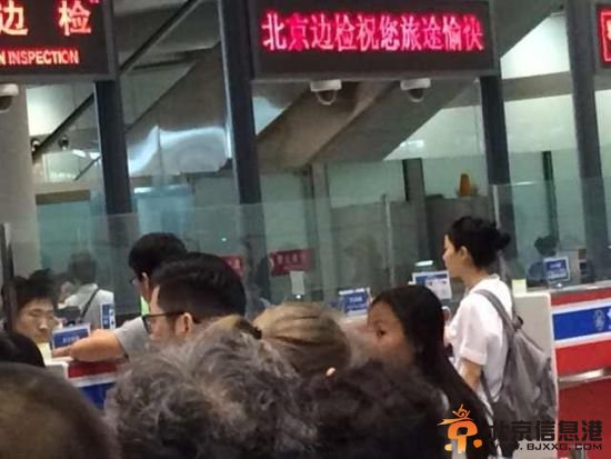 王菲吸毒传闻后现身机场 女儿李嫣正面照曝光长相似李亚鹏(图)