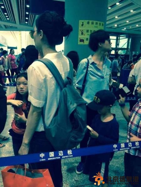 王菲吸毒传闻后现身机场 女儿李嫣正面照曝光长相似李亚鹏(图)