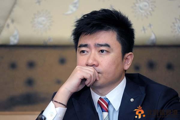 央视财经频道知名主持人芮成钢。