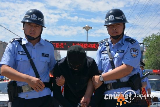 退役特警犯下连环强奸案被抓 罪恶滔天引万人围观