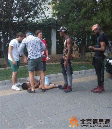 <a href='http://www.bjxxg.cn/news/beijing/' target='_blank'><u>北京</u></a>6名外籍男子当街侮辱醉汉 脚踏肩扛摆造型拍照