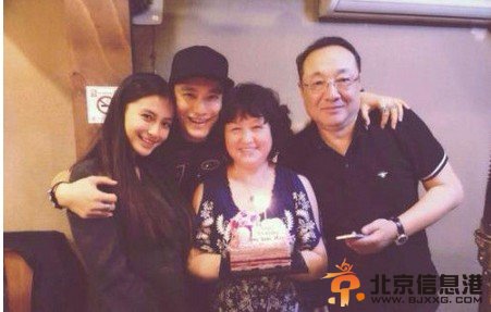 黄晓明否认求婚baby 称交往4年从未求过婚