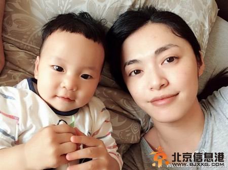 姚晨素颜晒与小土豆合影：力证你更像妈妈