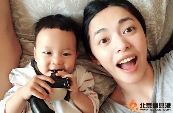姚晨晒小土豆合影力证儿子像妈 “不服”网友称儿子更像曹郁
