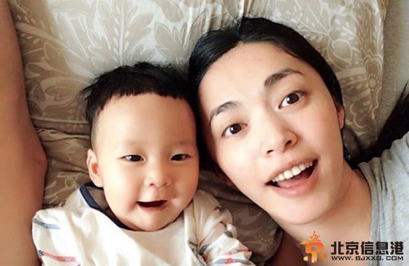 姚晨晒小土豆合影力证儿子像妈 “不服”网友称儿子更像曹郁