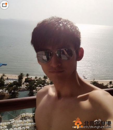 张翰半裸晒胸肌 女网友调侃：胸比我还大