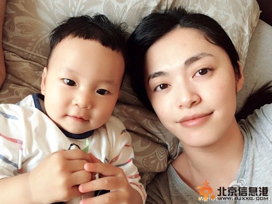 姚晨晒小土豆合影力证像自己 网友调侃：还是更像他爹！【图】