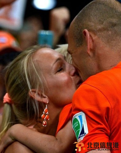 罗本妻子美艳婚纱照被扒出 妆容清新造型唯美