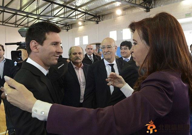 阿根廷回国上万球迷迎接 女总统拥抱梅西