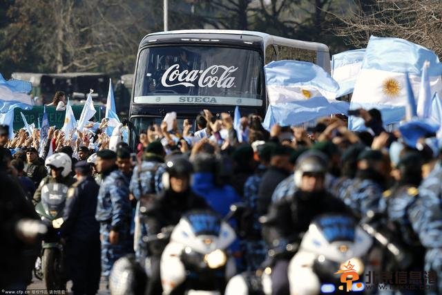 阿根廷回国上万球迷迎接 女总统拥抱梅西
