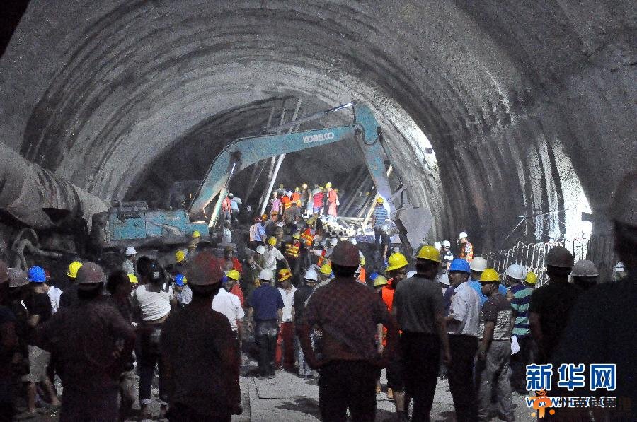 云南富宁一隧道垮塌15人被困 400余人紧急救援