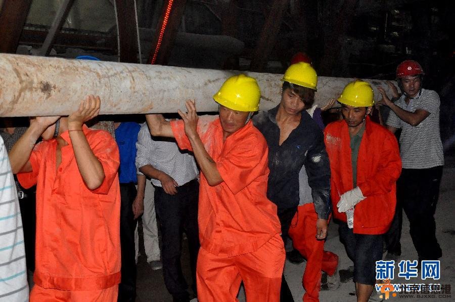 云南富宁一隧道垮塌15人被困 400余人紧急救援