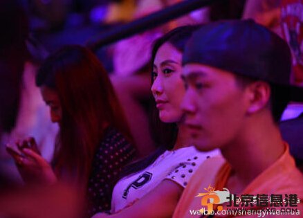 杨坤女友现身与丁丁绯闻不攻自破 “杨32嫂”现身《好声音3》