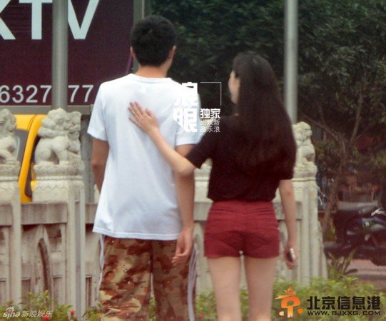 林更新蒋梦婕散步 两人一起吃饭同回酒店亲密无间【组图】