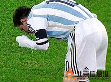 梅西低头狂呕吐 金球奖似乎更像是一个安慰奖