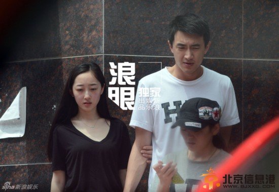 林更新蒋梦婕散步挽胳膊轻抚背疑似地下情 周冬雨被甩？【图】