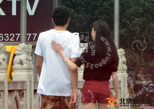 林更新蒋梦婕散步吃面 林妹妹完胜周冬雨上位 