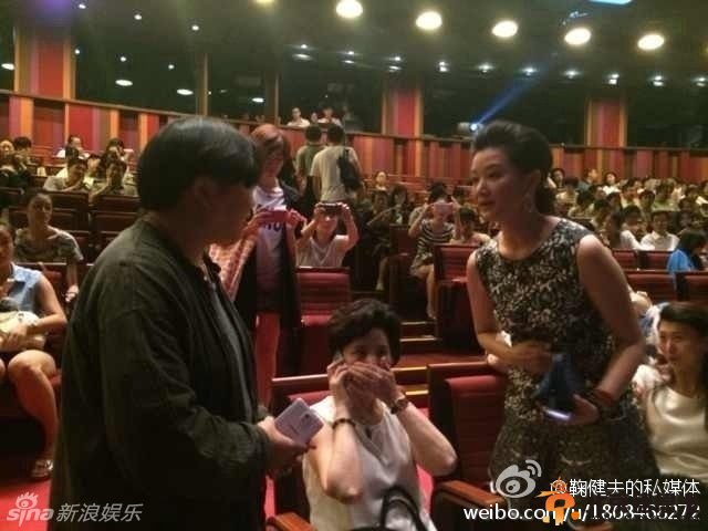 宋祖英低调现身引围观 身着黑短裙笑容满面看话剧【图】
