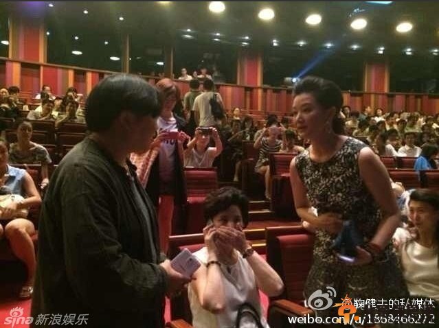 宋祖英现身国家大剧院 观看话剧《山楂树之恋》