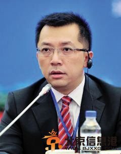 李勇 央视财经频道副总监，曾参与1993年央视新闻中心的多次新闻改革，主持策划了《三峡工程大江截流特别报道》、《直击华尔街风暴》、《直击G20》等一系列大型直播和特别节目。参与过央视《3·15晚会》等节目，十余次获得中国新闻奖和中国<a href='http://www.bjxxg.cn/ent/dianshi/' target='_blank'><u>电视</u></a>奖。