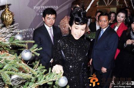 传央视主持人芮成钢被检方带走 昔日与女星合影曝光