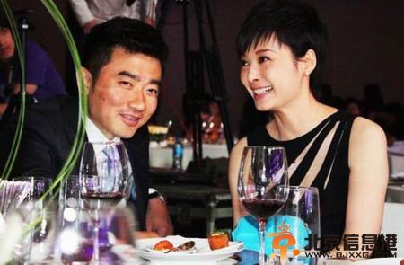 传央视主持人芮成钢被检方带走 昔日与女星合影曝光