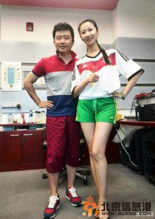 央视男主播芮成钢与女星们昔日合影照曝光