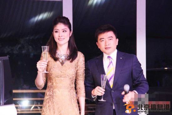 央视男主播芮成钢与女星们昔日合影照曝光