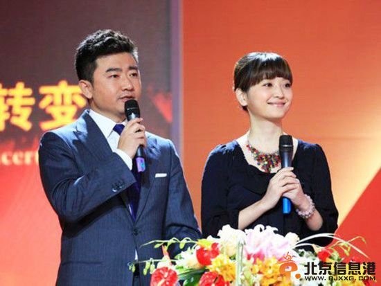 央视男主播芮成钢与女星们昔日合影照曝光