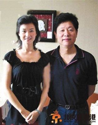 宋祖英最新消息：性感裙装现身看话剧 宋祖英结婚照及老公儿子大曝光(图)