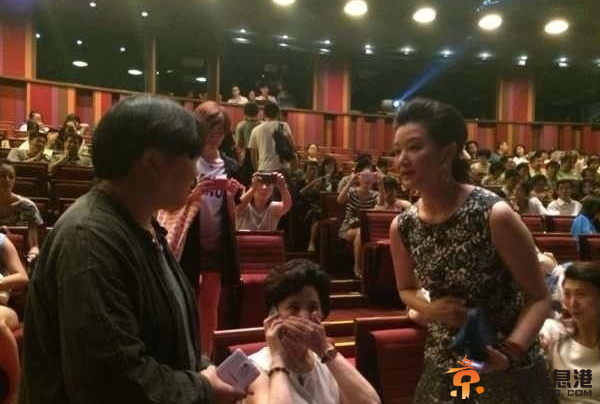 宋祖英最新消息：性感裙装现身看话剧 宋祖英结婚照及老公儿子大曝光(图)